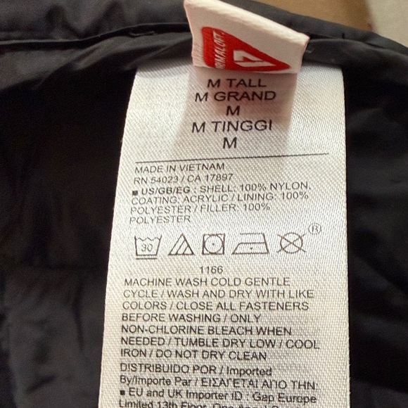 GAP Black Water-Resistant Vest - Picture 10 of 11